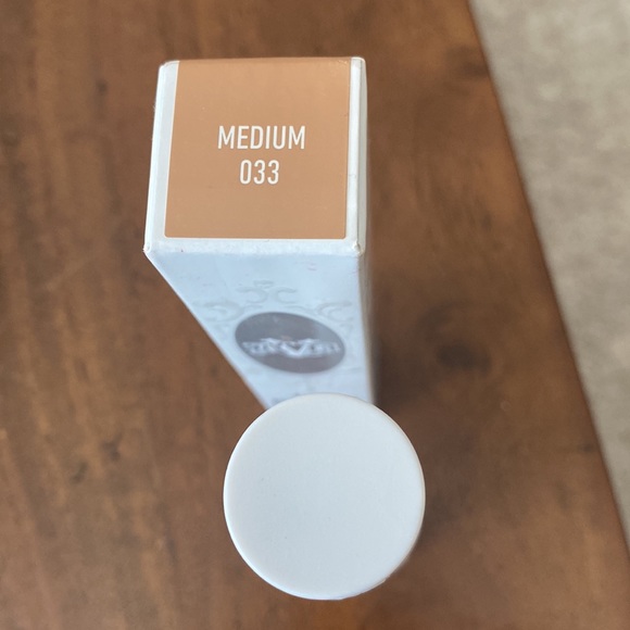 NIB KVD True portrait foundation - Picture 2 of 6